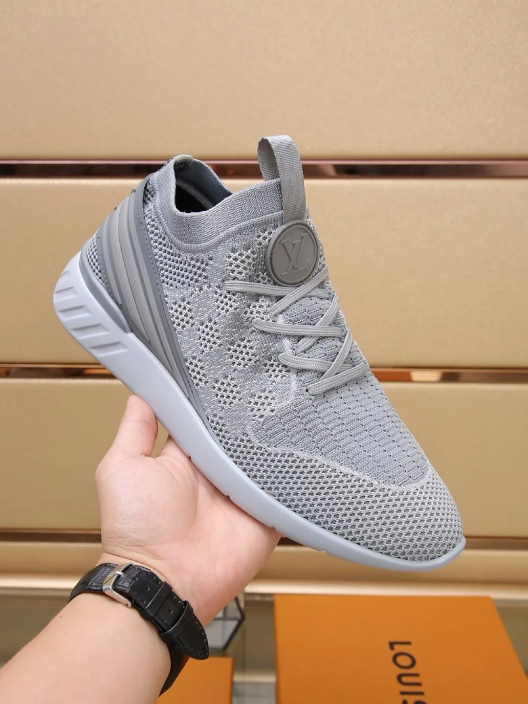 Men's shoes 💰P420💰"LOUI* VUITTO*" latest popular men's casual shoes ✔️This model is made of the original breathable fly woven fabric. The real thing is super shiny⚡️ Fashionable and versatile. The toe last shape is firm and full. The soles are LV original molds and can be put in and out at will. It is light and comfortable for the foot~Purely handmade, details determine the quality! Size:38-44